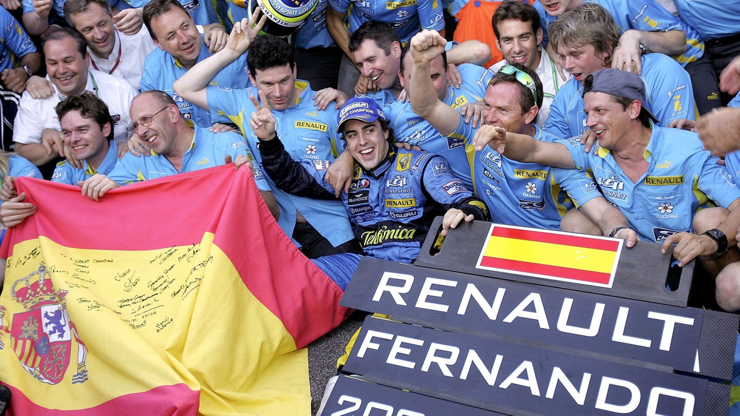SAO PAULO, BRAZIL - OCTOBER 22:  Fernando Alonso of Spain and Renault celebrates winning the world
