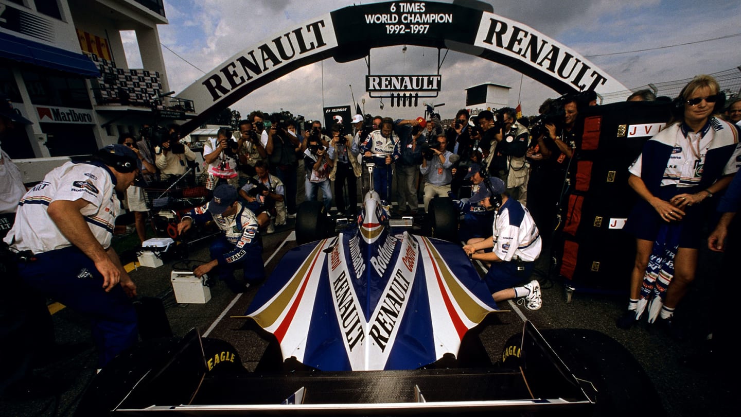 Jacques Villeneuve, Williams-Renault FW19, sitting on pole position at the start of the Grand Prix