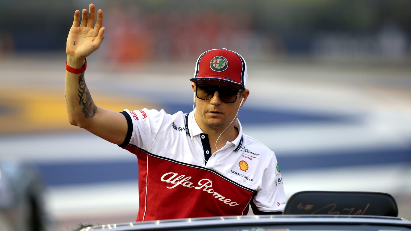 SINGAPORE, SINGAPORE - SEPTEMBER 22: Kimi Raikkonen of Finland and Alfa Romeo Racing waves to the