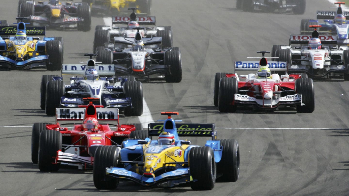 MANAMA, Bahrain:  Spanish Renault driver Fernando Alonso leads the pack on the Sakhir racetrack