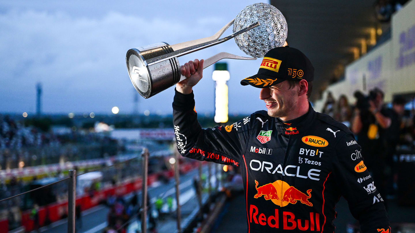 verstappen-suzuka-trophy.jpg