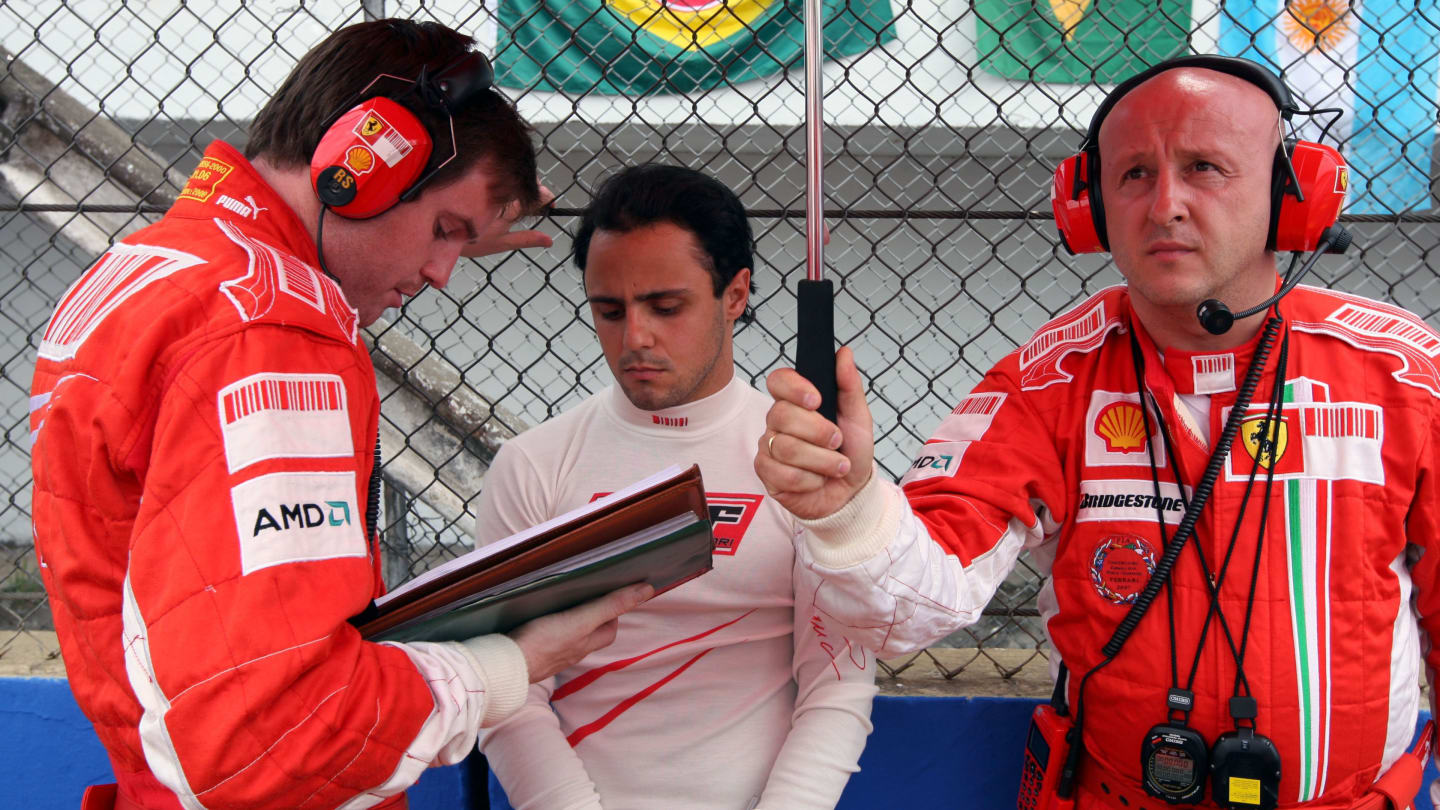 Rob Smedley (GBR) Ferrari Race Engineer and Felipe Massa (BRA) Ferrari on the grid.
Formula One
