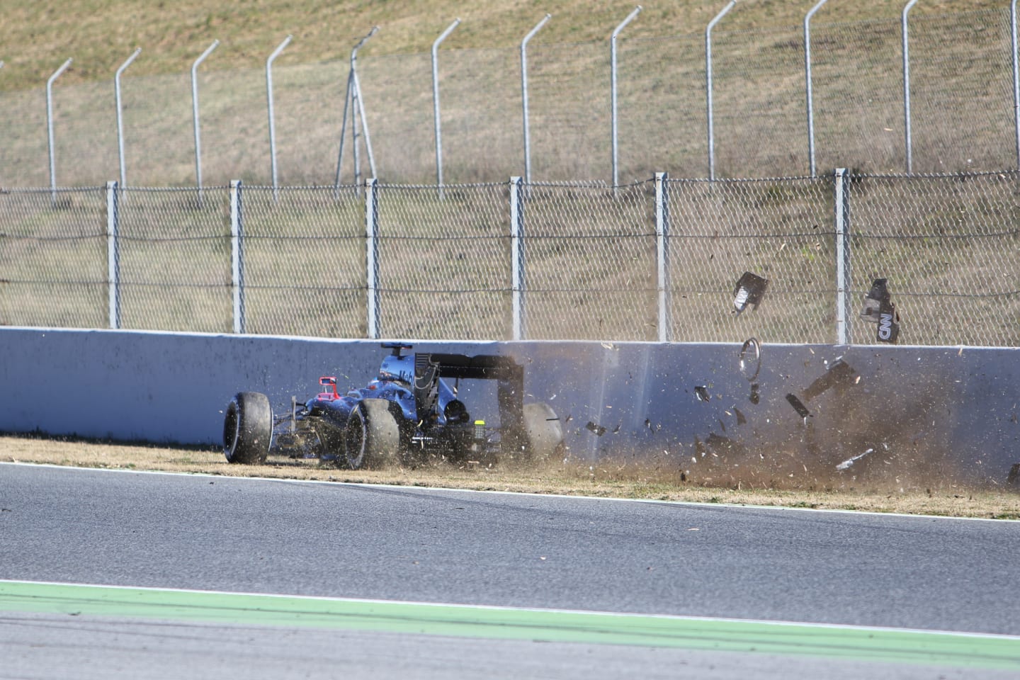 Fernando Alonso (ESP) McLaren MP4-30 crashes at Formula One Testing, Day Four, Barcelona, Spain, 22