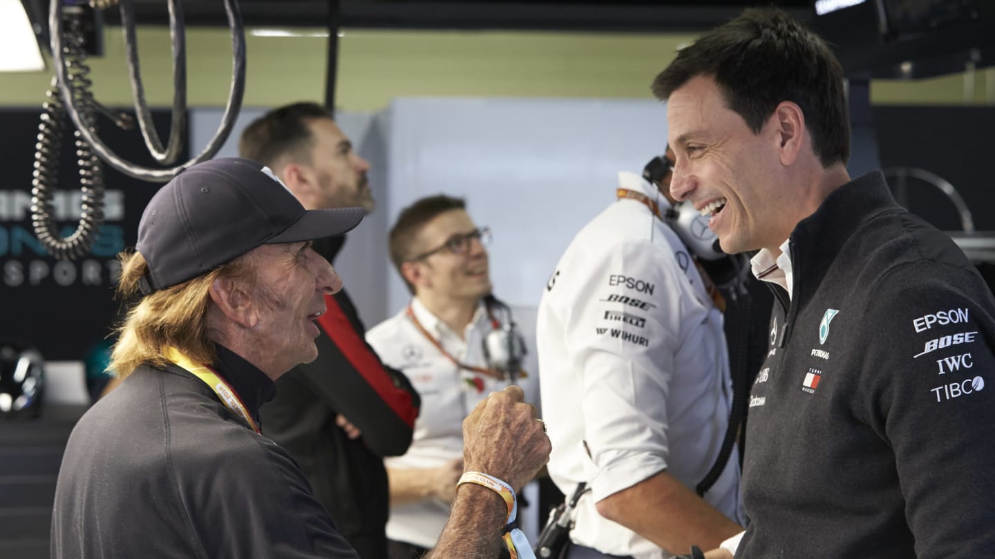 Emerson Fittipaldi, talks to Toto Wolff, Executive Director (Business), Mercedes AMG, in the Mercedes garage during the Brazilian GP at Autódromo José Carlos Pace on November 10, 2018. (Photo by Steve Etherington / LAT Images)