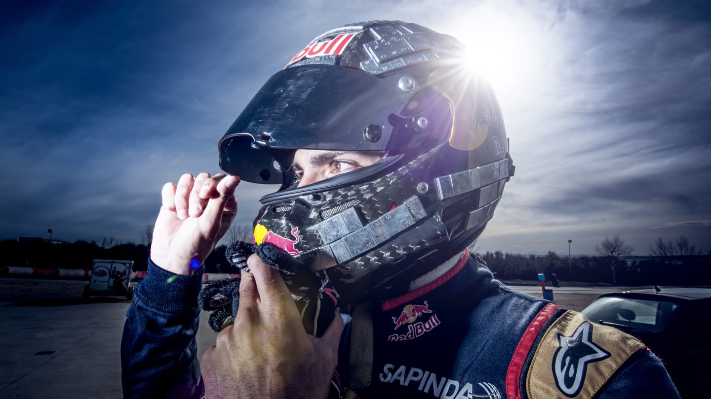 Carlos Sainz wearing his specially weighted karting helmet. © Oscar Carrascosa/Red Bull Content Pool