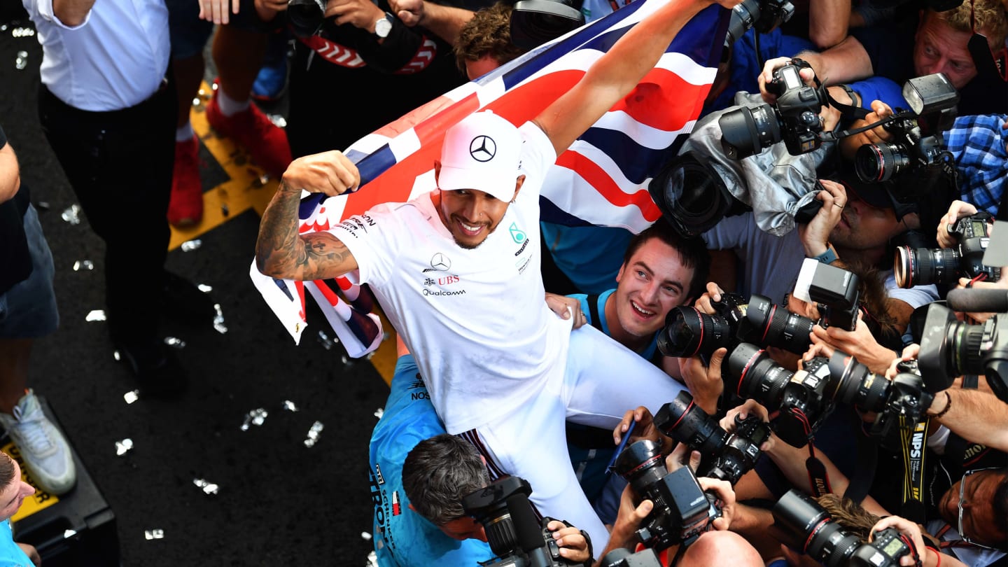 www.sutton-images.com

Lewis Hamilton, Mercedes AMG F1 celebrates with the team and the Union flag at Formula One World Championship, Rd19, Mexican Grand Prix, Race, Circuit Hermanos Rodriguez, Mexico City, Mexico, Sunday 28 October 2018.