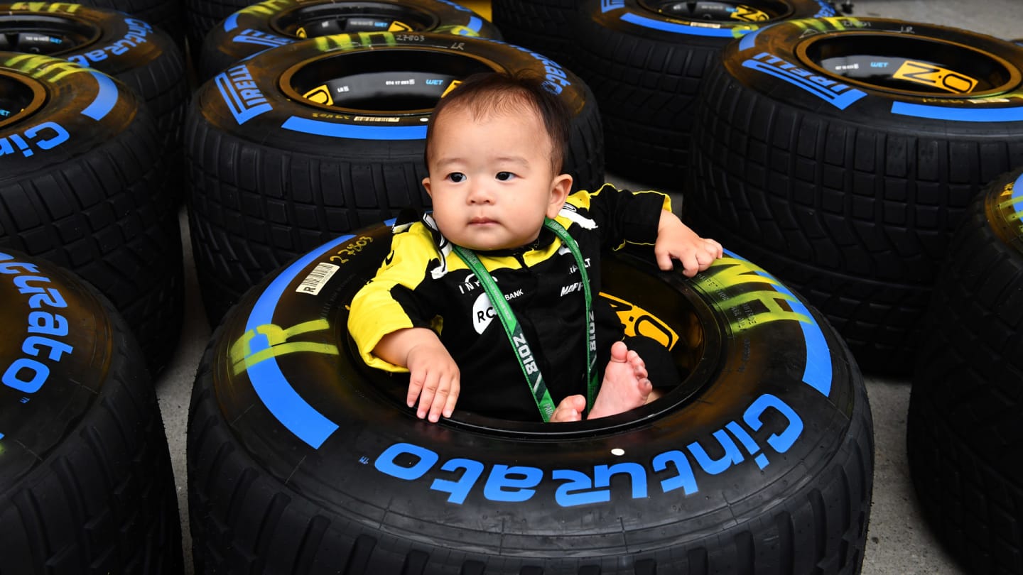 SUZUKA, JAPAN - OCTOBER 04: Young Renault Sport F1 Team fan and Pirelli tyre during the Japanese GP at Suzuka on October 04, 2018 in Suzuka, Japan. (Photo by Mark Sutton / Sutton Images)
