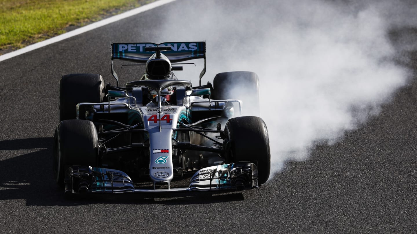 SUZUKA, JAPAN - OCTOBER 07: Lewis Hamilton, Mercedes AMG F1 W09 EQ Power+, locks up during the Japanese GP at Suzuka on October 07, 2018 in Suzuka, Japan. (Photo by Glenn Dunbar / LAT Images)