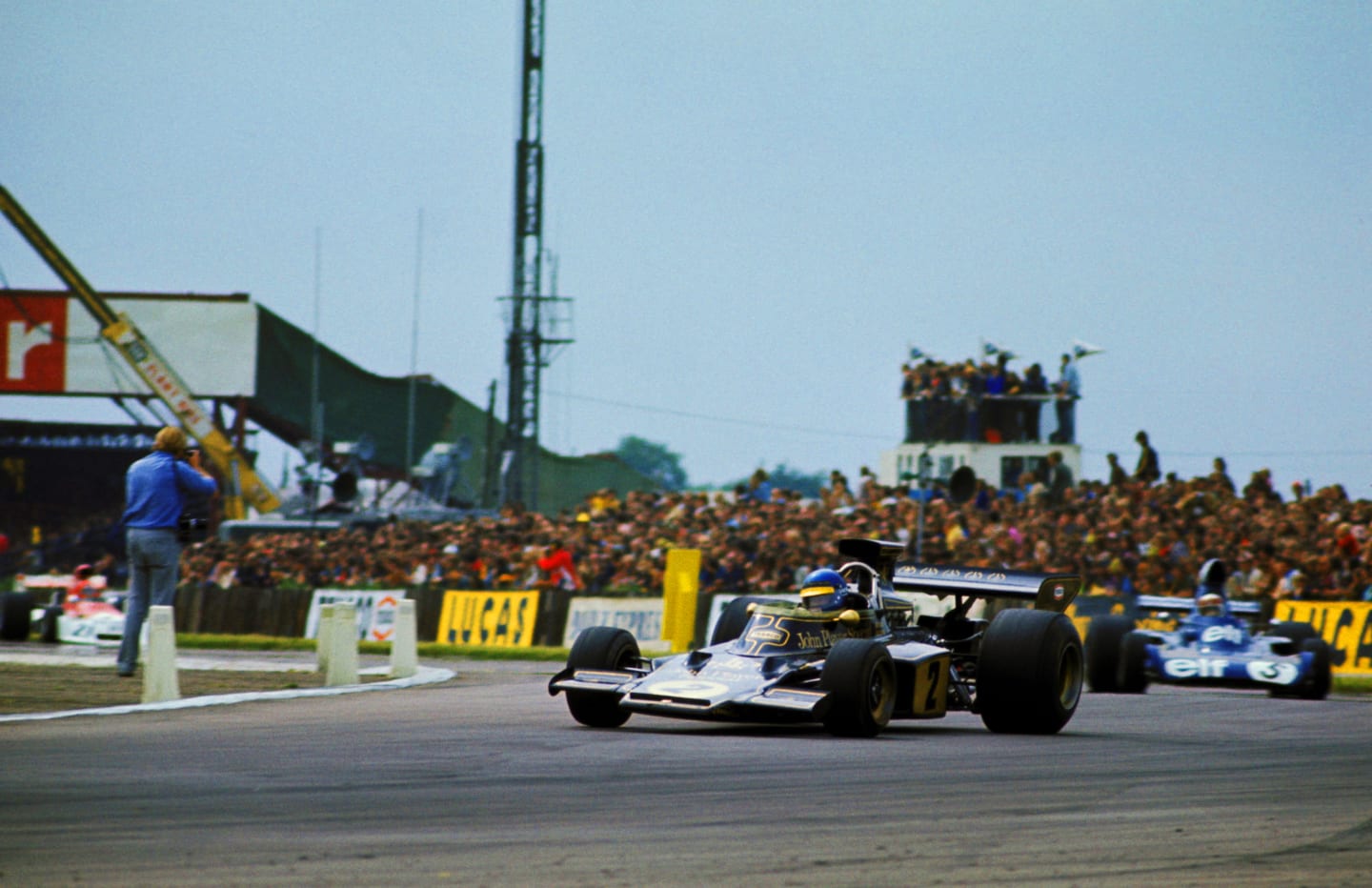 Second placed Ronnie Peterson (SWE) Lotus 72D leads the race in its early stages from Jackie