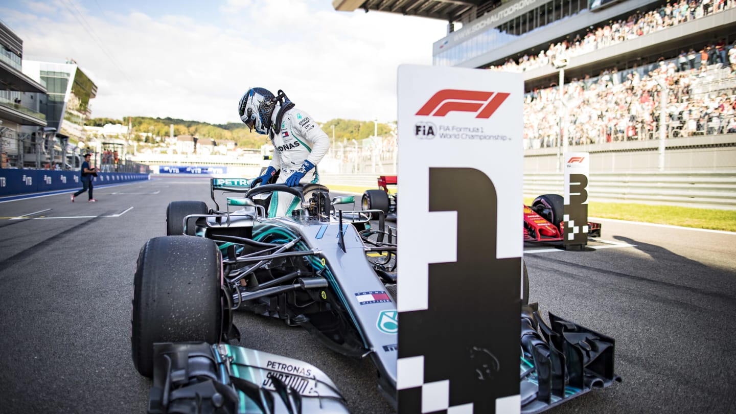SOCHI AUTODROM, RUSSIAN FEDERATION - SEPTEMBER 29: Valtteri Bottas, Mercedes AMG F1, arrives on the grid after securing pole position during the Russian GP at Sochi Autodrom on September 29, 2018 in Sochi Autodrom, Russian Federation. (Photo by Glenn Dunbar / LAT Images)