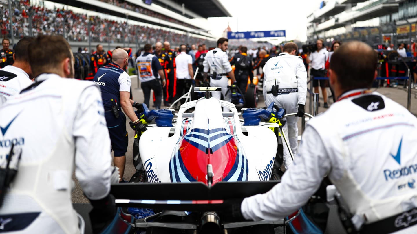 SOCHI AUTODROM, RUSSIAN FEDERATION - SEPTEMBER 30: Sergey Sirotkin, Williams FW41 being rolled onto the grid during the Russian GP at Sochi Autodrom on September 30, 2018 in Sochi Autodrom, Russian Federation. (Photo by Sam Bloxham / LAT Images)