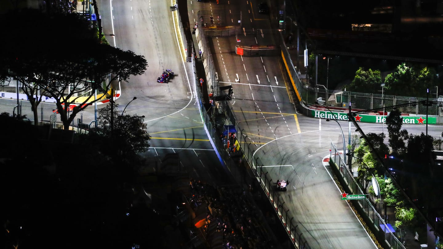 SINGAPORE STREET CIRCUIT, SINGAPORE - SEPTEMBER 14: Pierre Gasly, Scuderia Toro Rosso STR13, and Sergio Perez, Racing Point Force India VJM11 during the Singapore GP at Singapore Street Circuit on September 14, 2018 in Singapore Street Circuit, Singapore. (Photo by Sam Bloxham / LAT Images)