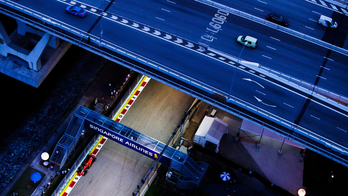 SINGAPORE STREET CIRCUIT, SINGAPORE - SEPTEMBER 15: Sebastian Vettel, Ferrari SF71H during the Singapore GP at Singapore Street Circuit on September 15, 2018 in Singapore Street Circuit, Singapore. (Photo by Zak Mauger / LAT Images)