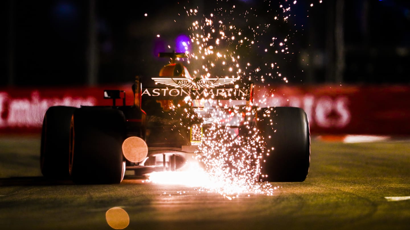 SINGAPORE STREET CIRCUIT, SINGAPORE - SEPTEMBER 15: Daniel Ricciardo, Red Bull Racing RB14 during