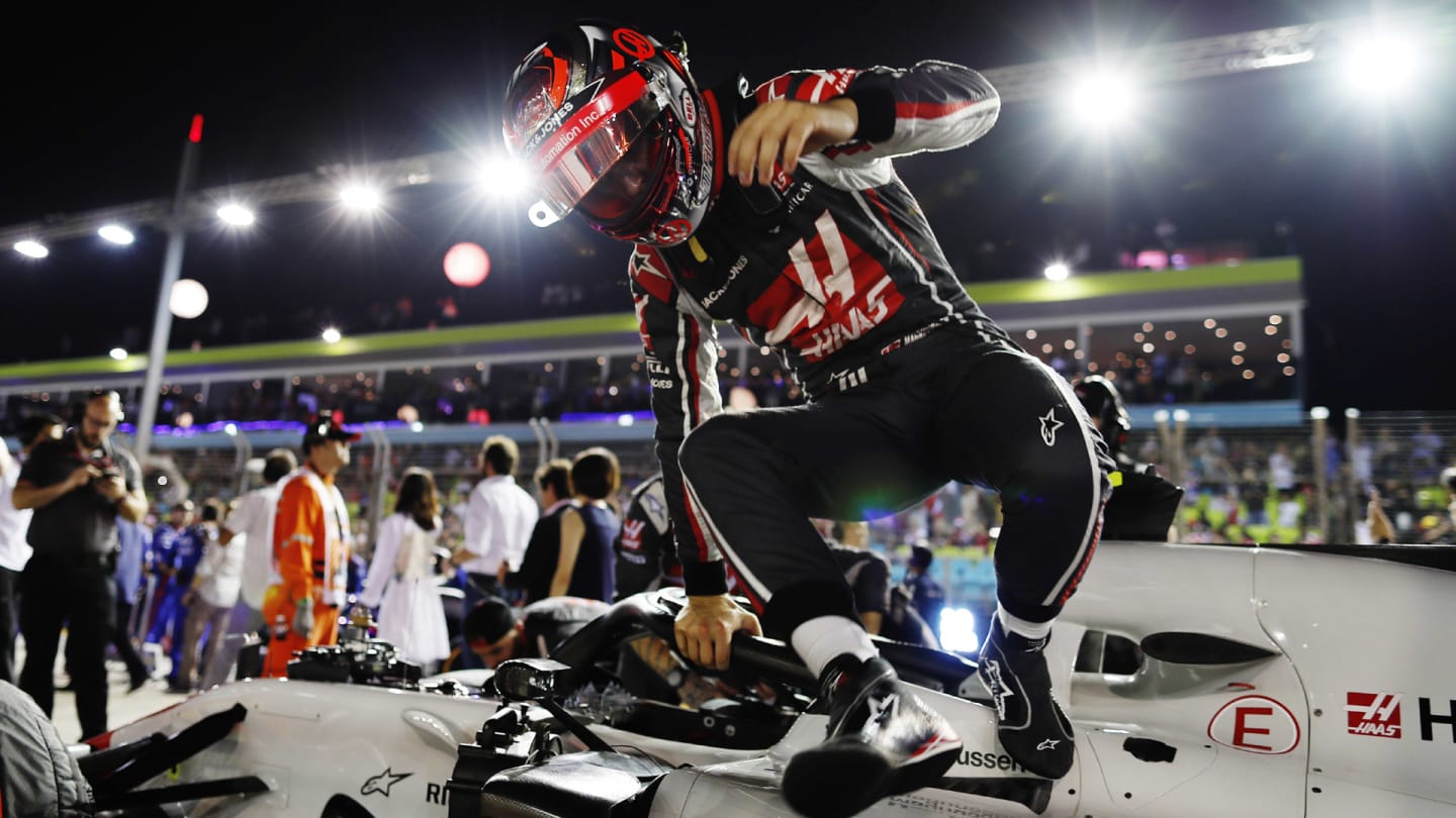 SINGAPORE STREET CIRCUIT, SINGAPORE - SEPTEMBER 16: Kevin Magnussen, Haas F1 Team, exits his car on the grid during the Singapore GP at Singapore Street Circuit on September 16, 2018 in Singapore Street Circuit, Singapore. (Photo by Zak Mauger / LAT Images)