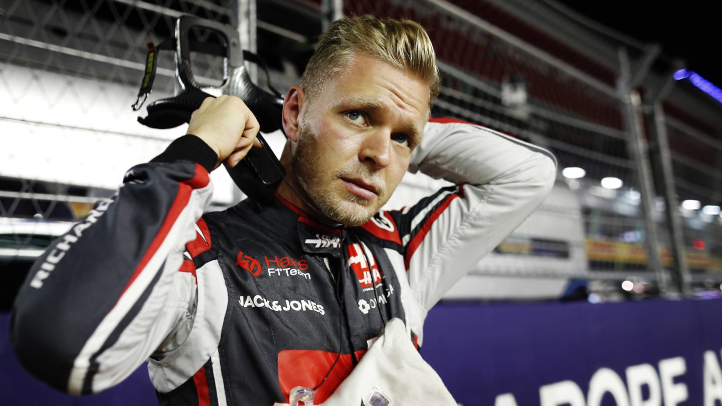 SINGAPORE STREET CIRCUIT, SINGAPORE - SEPTEMBER 16: Kevin Magnussen, Haas F1 Team, on the grid