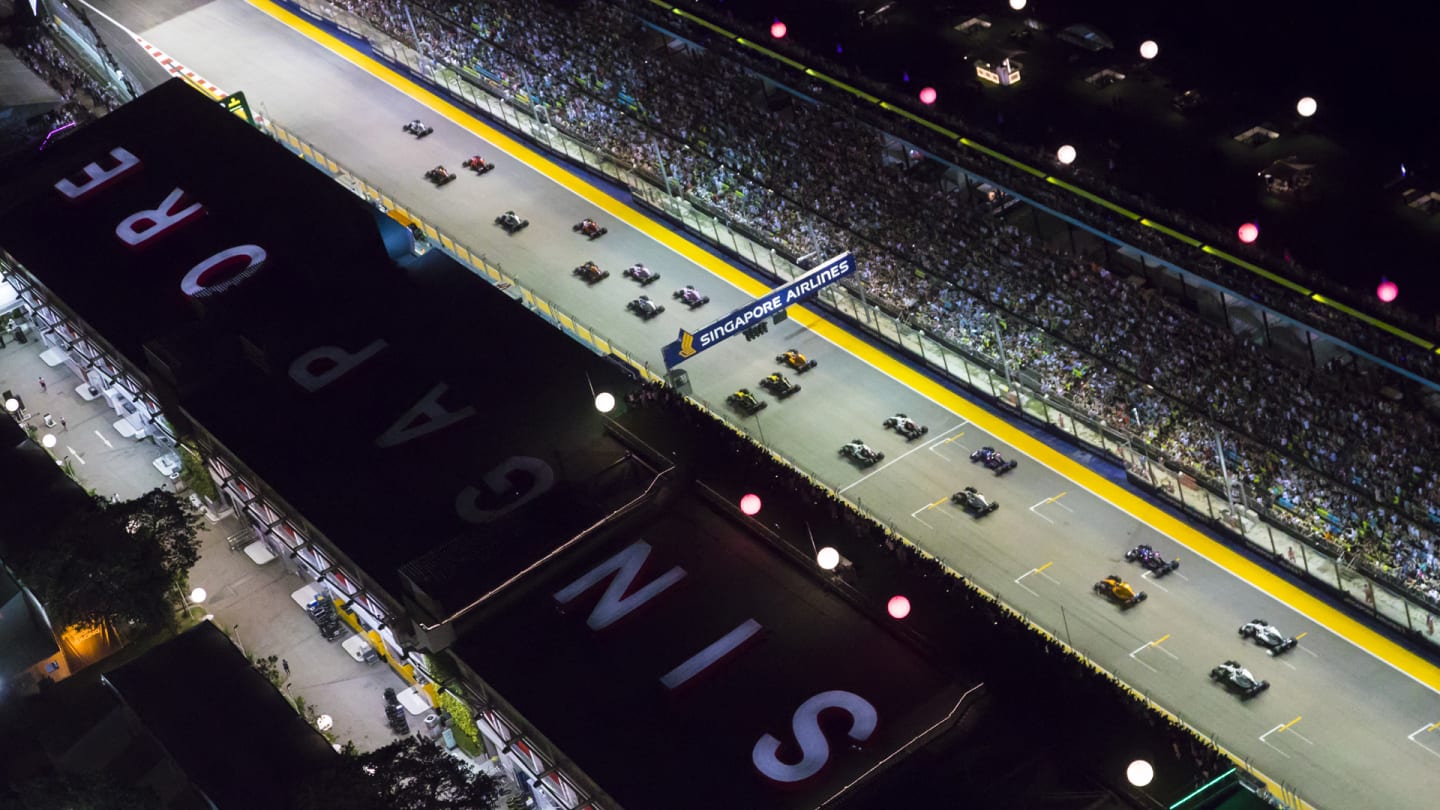 SINGAPORE STREET CIRCUIT, SINGAPORE - SEPTEMBER 16: Lewis Hamilton, Mercedes AMG F1 W09 EQ Power+,