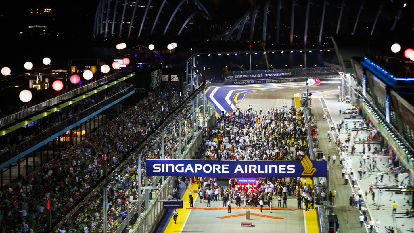 SINGAPORE STREET CIRCUIT, SINGAPORE - SEPTEMBER 16: The busy pre race grid during the Singapore GP at Singapore Street Circuit on September 16, 2018 in Singapore Street Circuit, Singapore. (Photo by Andy Hone / LAT Images)
