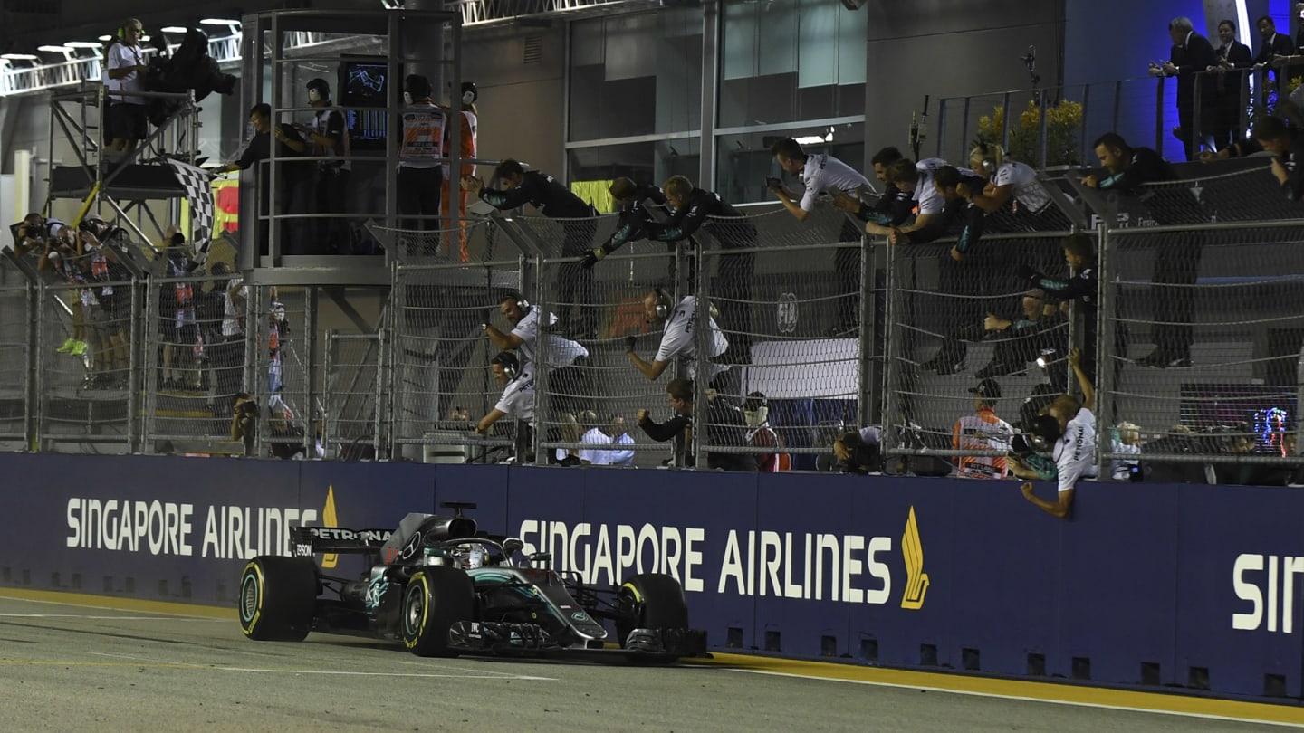 SINGAPORE STREET CIRCUIT, SINGAPORE - SEPTEMBER 16: Lewis Hamilton, Mercedes AMG F1 W09 EQ Power+ celebrates crossing the finish line during the Singapore GP at Singapore Street Circuit on September 16, 2018 in Singapore Street Circuit, Singapore. (Photo by Simon Galloway / Sutton Images)