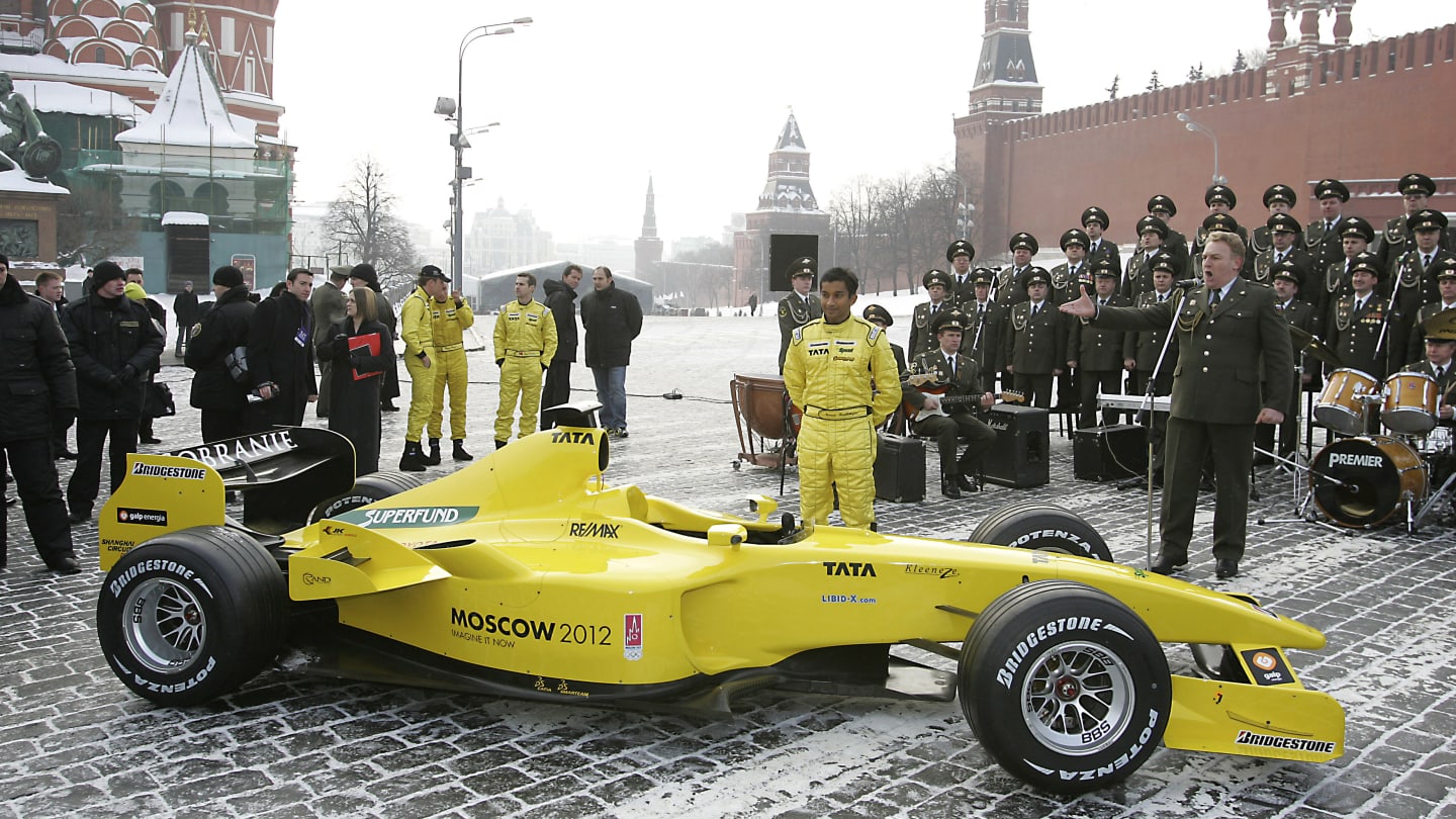 Jordan drivers Tiago Monteiro and Narain Karthikeyan try to stay warm as the team present their 2005 car in Moscow’s snow-covered Red Square. © Glenn Dunbar/LAT Photographic