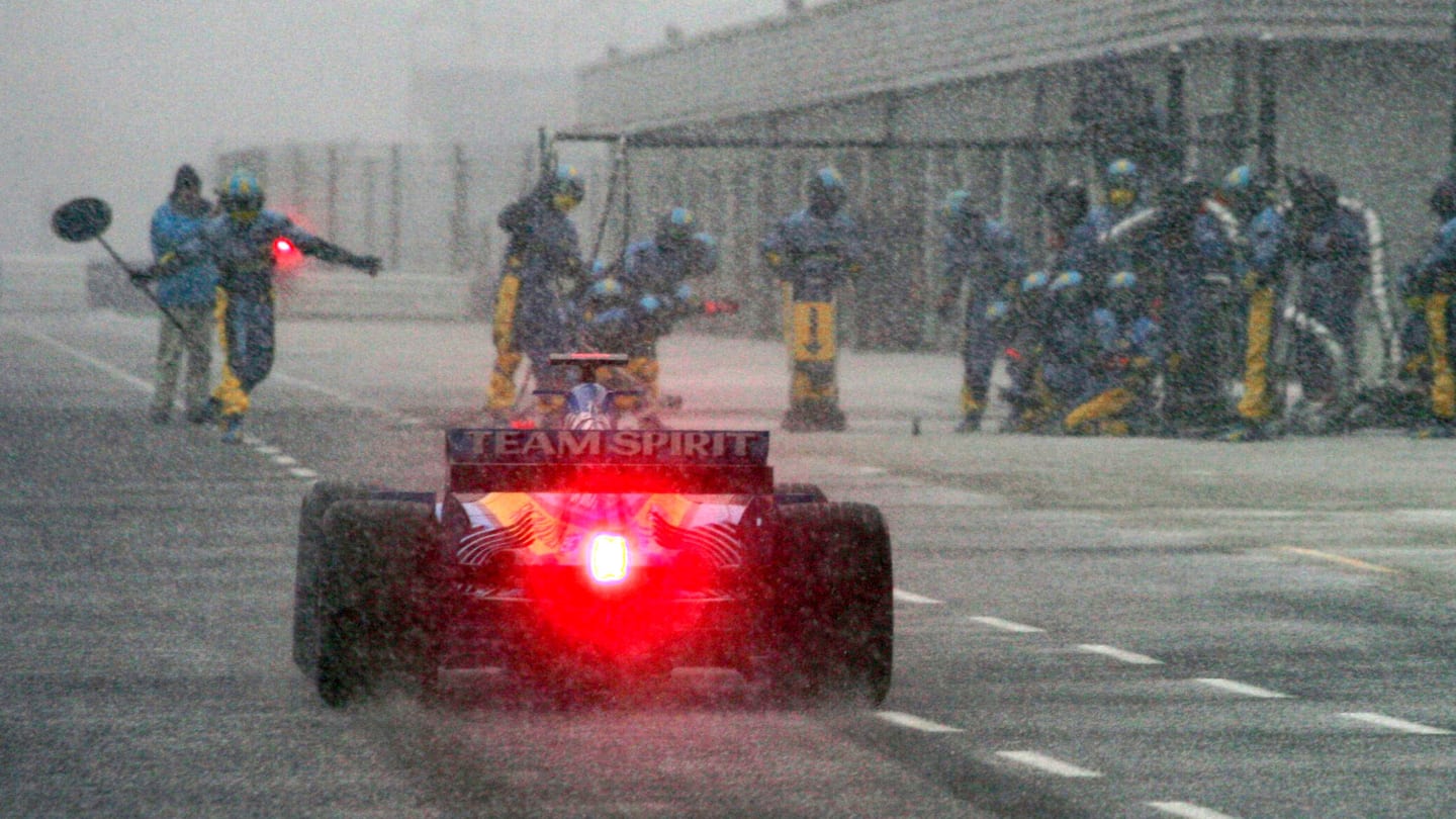 “It may be snowing, but that doesn’t mean pit stop practice is cancelled!” Fernando Alonso and Renault keep working during a snowy test session at Silverstone in February 2005. © Sutton Motorsport Images