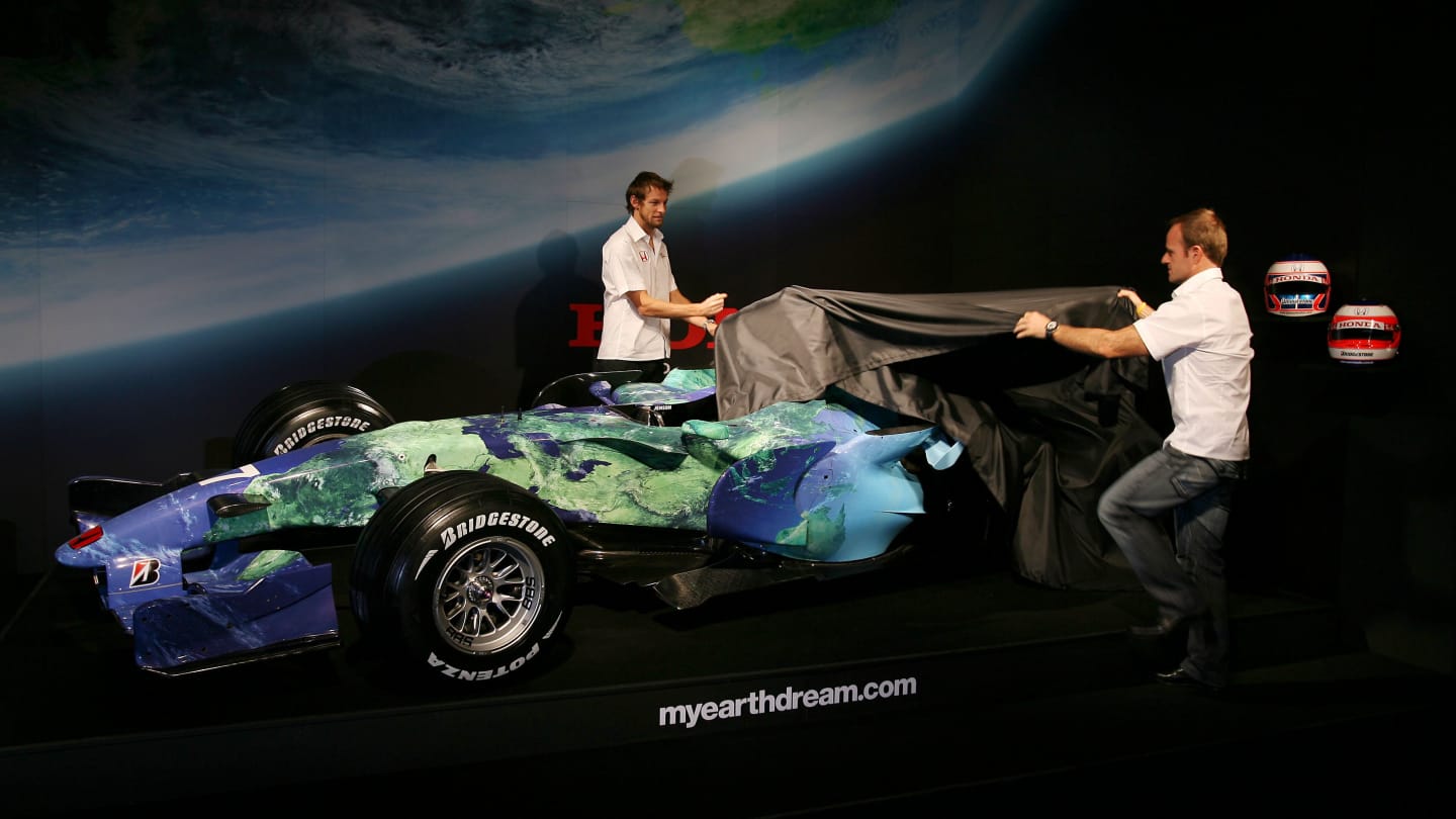 Rubens Barrichello and Jenson Button take the covers off the Honda RA107 'Earth Car' at the Natural History Museum, London, UK, 26 February 2007. © Sutton Motorsport Images