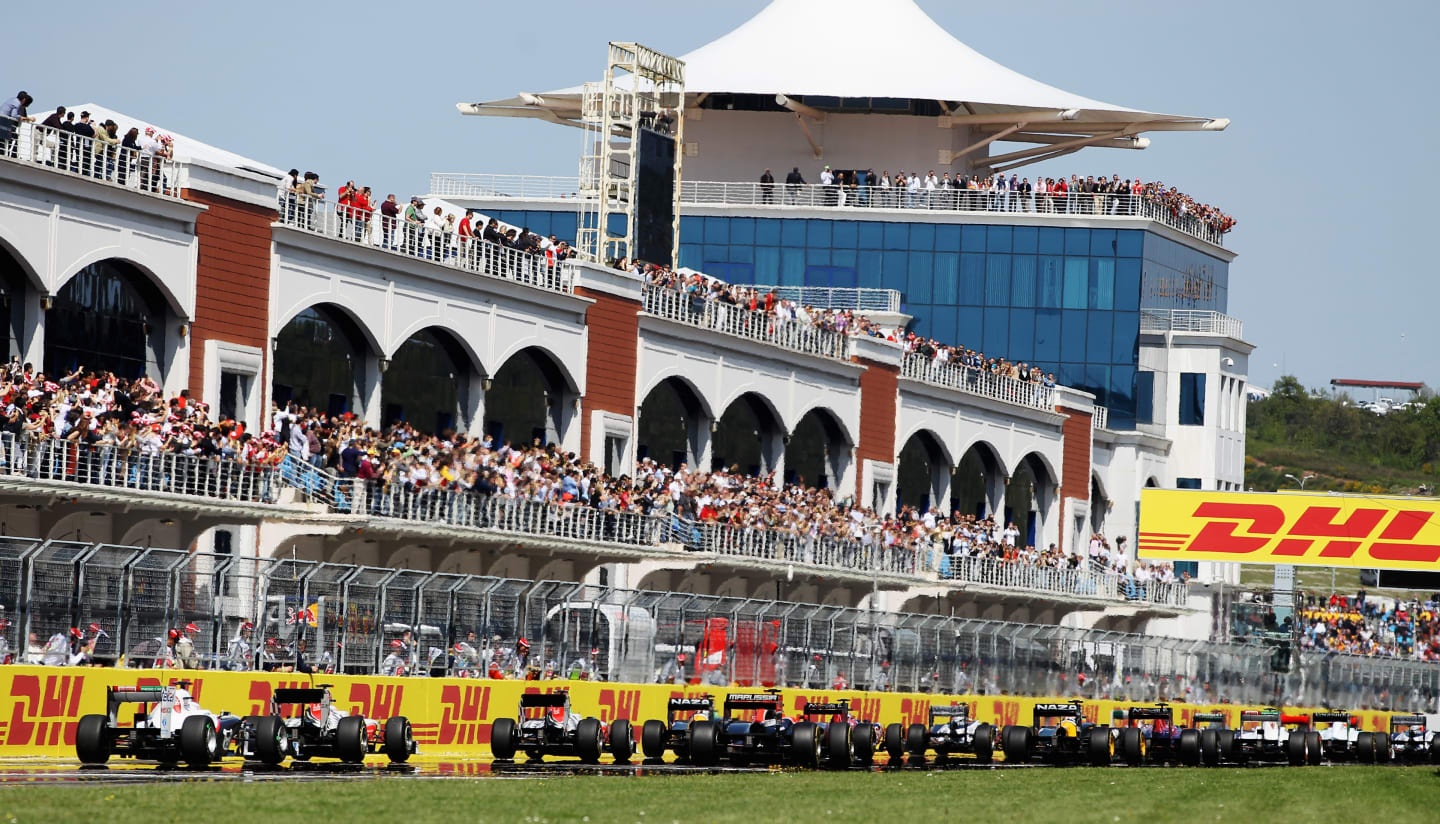 ISTANBUL, TURKEY - MAY 08:  The field gets underway at the start of the Turkish Formula One Grand