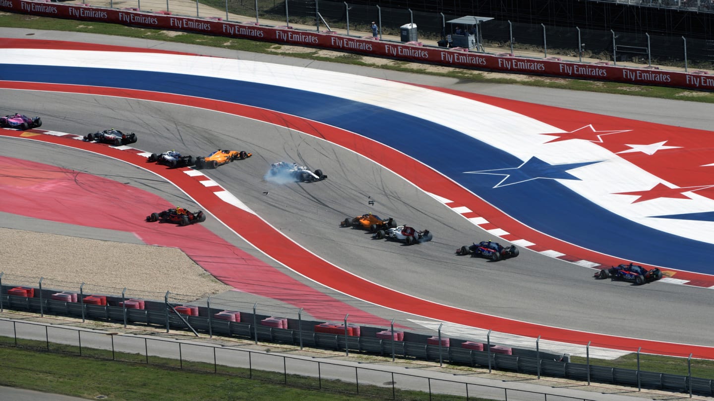 CIRCUIT OF THE AMERICAS, UNITED STATES OF AMERICA - OCTOBER 21: Lance Stroll, Williams FW41 and Fernando Alonso, McLaren MCL33 clash on lap one during the United States GP at Circuit of the Americas on October 21, 2018 in Circuit of the Americas, United States of America. (Photo by Jerry Andre / Sutton Images)