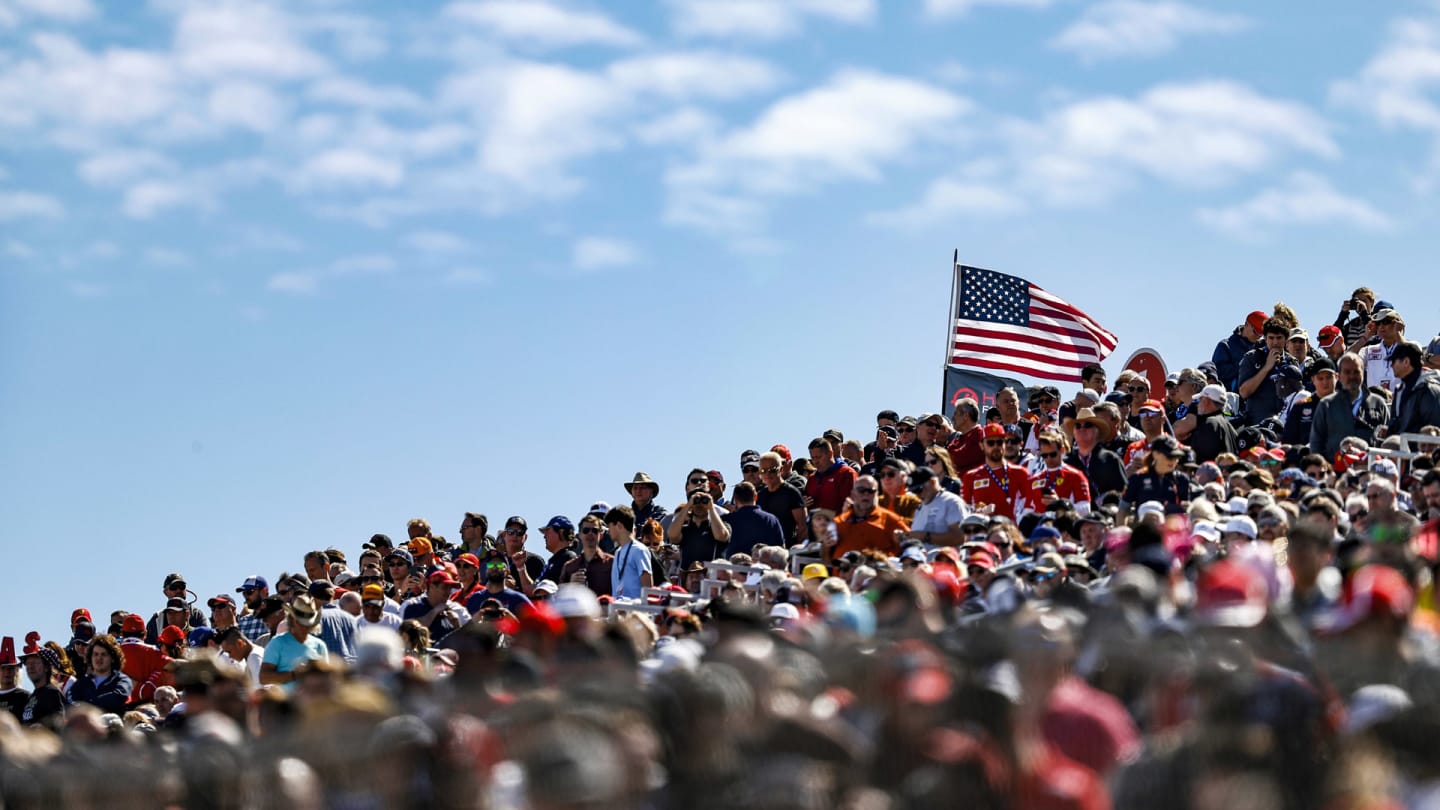 CIRCUIT OF THE AMERICAS, UNITED STATES OF AMERICA - OCTOBER 21: Packed grandstands full of fans await the start during the United States GP at Circuit of the Americas on October 21, 2018 in Circuit of the Americas, United States of America. (Photo by Glenn Dunbar / LAT Images)
