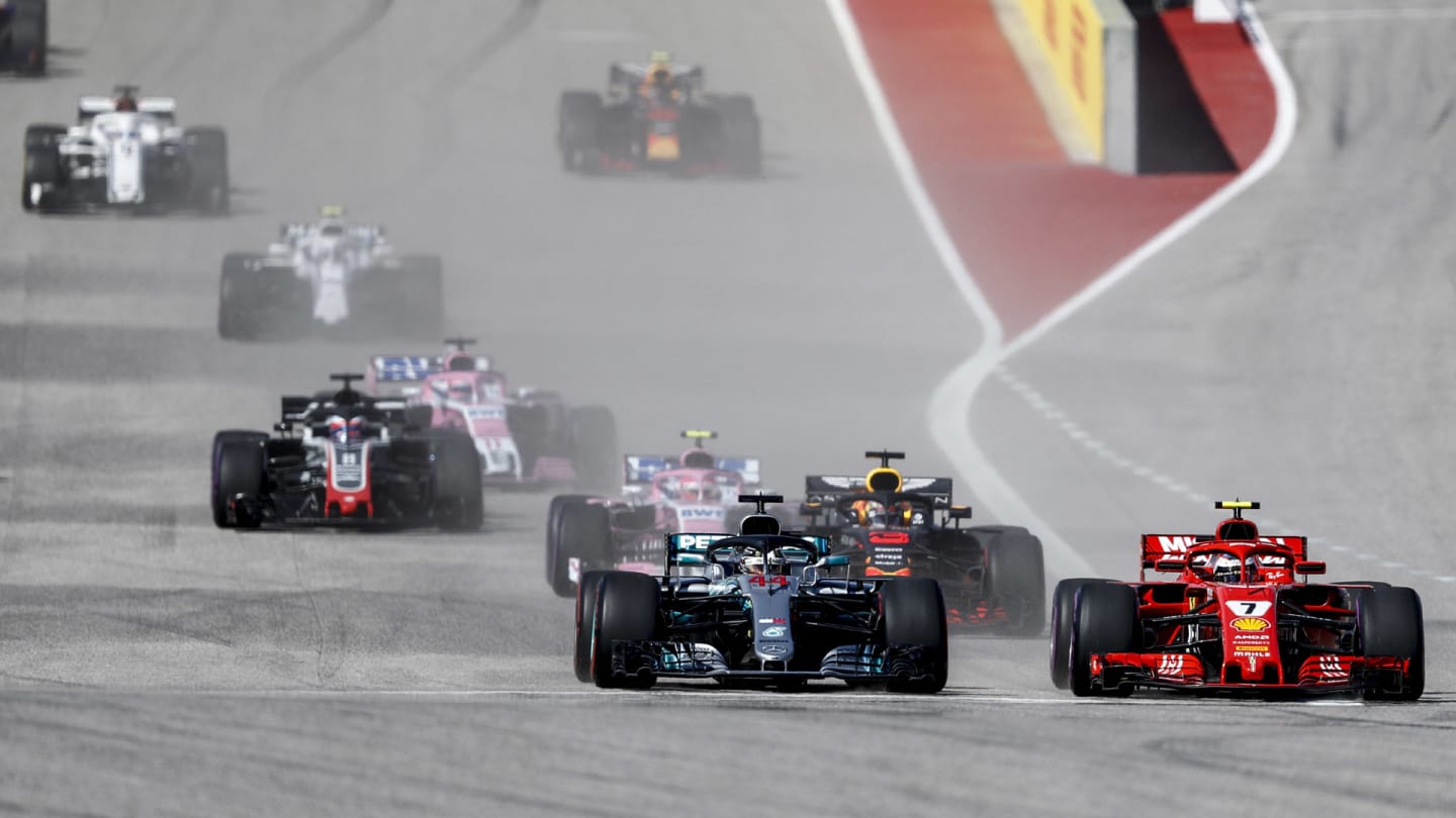 CIRCUIT OF THE AMERICAS, UNITED STATES OF AMERICA - OCTOBER 21: Lewis Hamilton, Mercedes AMG F1 W09 EQ Power+, battles with Kimi Raikkonen, Ferrari SF71H, ahead of Daniel Ricciardo, Red Bull Racing RB14, Esteban Ocon, Racing Point Force India VJM11, Romain Grosjean, Haas F1 Team VF-18, and the rest of the field at the start during the United States GP at Circuit of the Americas on October 21, 2018 in Circuit of the Americas, United States of America. (Photo by Glenn Dunbar / LAT Images)