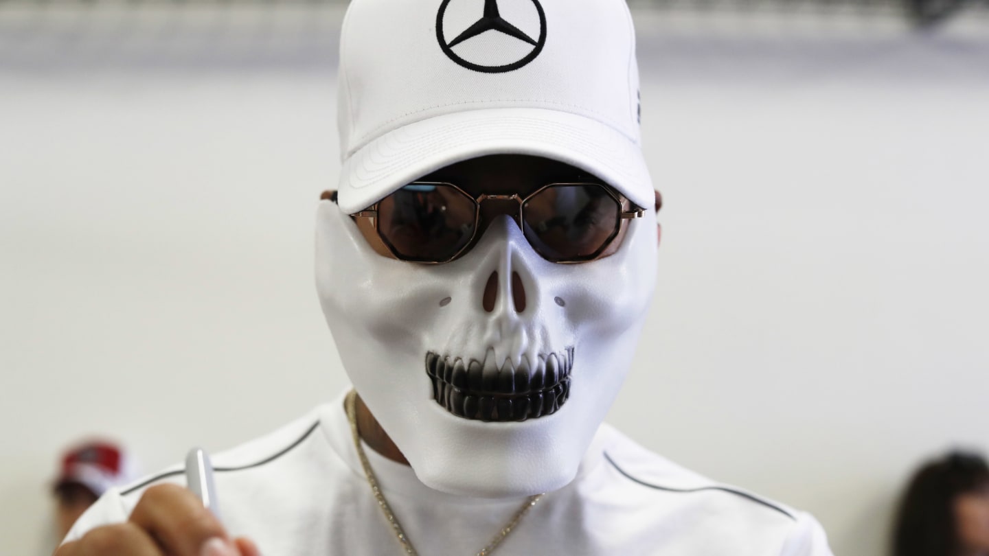 AUTODROMO HERMANOS RODRIGUEZ, MEXICO - OCTOBER 28: Lewis Hamilton, Mercedes AMG F1, wearing a skull mask, signs autographs for young fans during the Mexican GP at Autodromo Hermanos Rodriguez on October 28, 2018 in Autodromo Hermanos Rodriguez, Mexico. (Photo by Steven Tee / LAT Images)