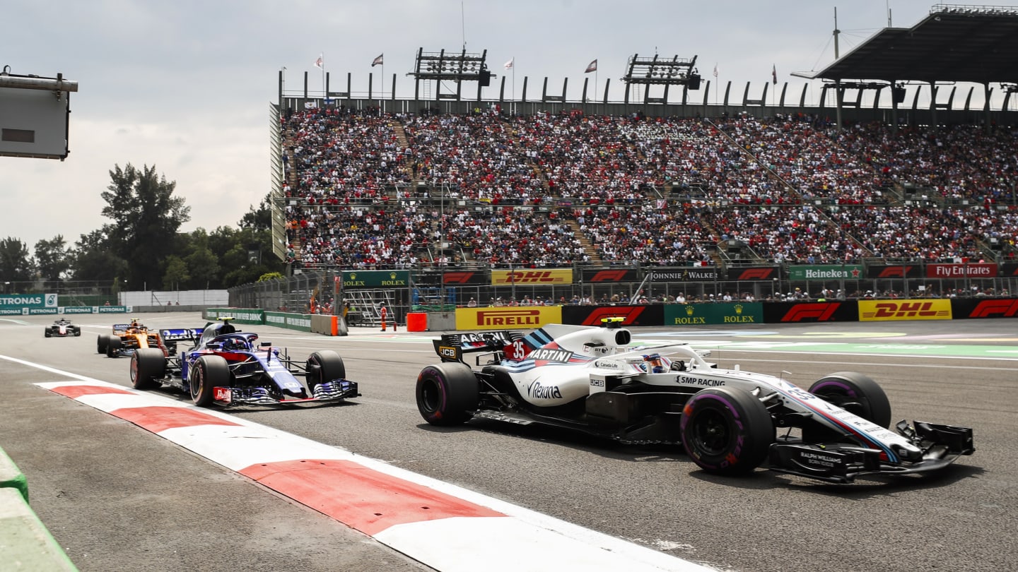 AUTODROMO HERMANOS RODRIGUEZ, MEXICO - OCTOBER 28: Sergey Sirotkin, Williams FW41, leads Pierre Gasly, Scuderia Toro Rosso STR13 during the Mexican GP at Autodromo Hermanos Rodriguez on October 28, 2018 in Autodromo Hermanos Rodriguez, Mexico. (Photo by Steven Tee / LAT Images)