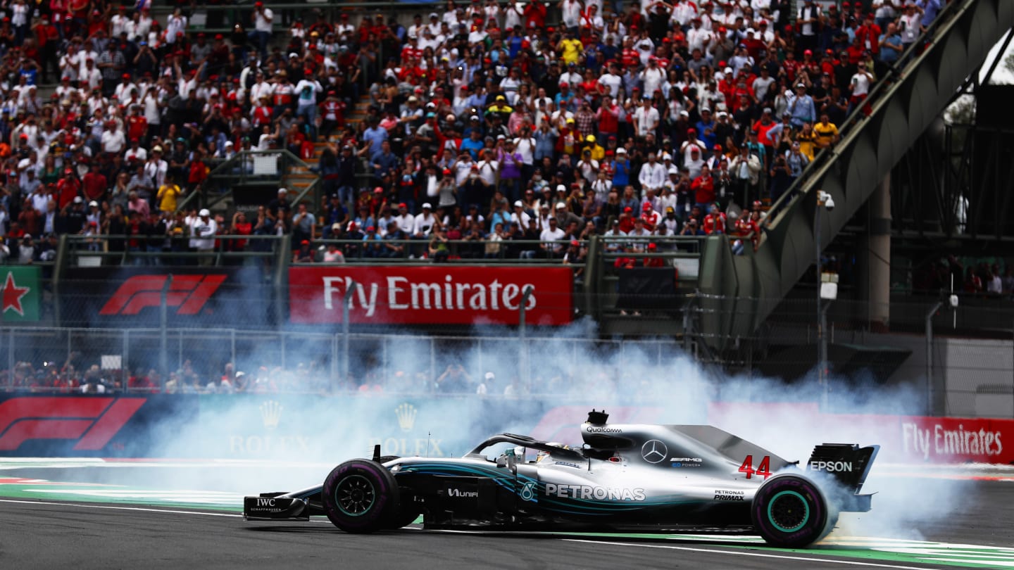 AUTODROMO HERMANOS RODRIGUEZ, MEXICO - OCTOBER 28: Lewis Hamilton, Mercedes AMG F1 W09 EQ Power+, performs a doughnut as he celebrates winning his fifth World Championship during the Mexican GP at Autodromo Hermanos Rodriguez on October 28, 2018 in Autodromo Hermanos Rodriguez, Mexico. (Photo by Steven Tee / LAT Images)