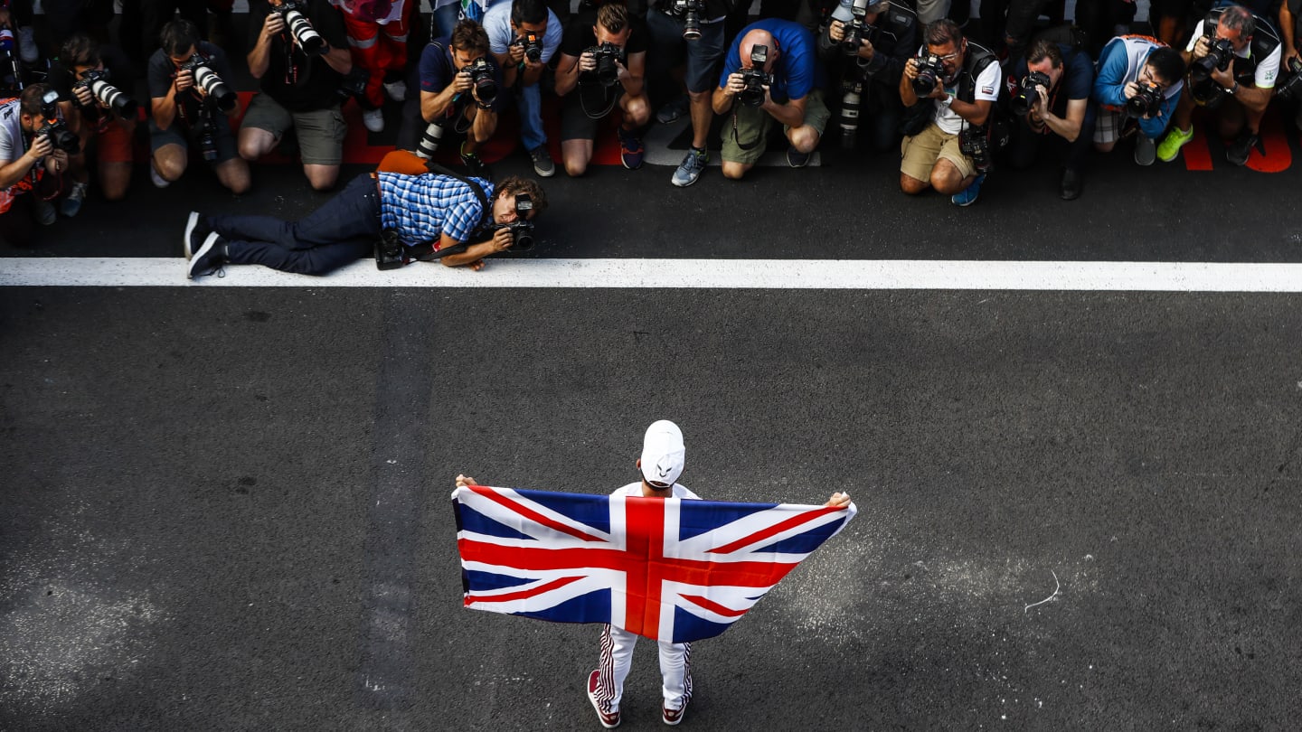 AUTODROMO HERMANOS RODRIGUEZ, MEXICO - OCTOBER 28: Lewis Hamilton, Mercedes AMG F1, with Union flag draped across his shoulders, celebrates with his team after securing a 5th world drivers championship title during the Mexican GP at Autodromo Hermanos Rodriguez on October 28, 2018 in Autodromo Hermanos Rodriguez, Mexico. (Photo by Glenn Dunbar / LAT Images)