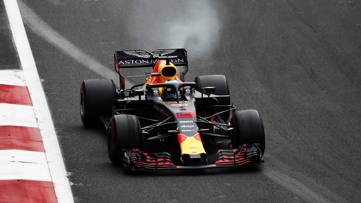 AUTODROMO HERMANOS RODRIGUEZ, MEXICO - OCTOBER 28: Daniel Ricciardo, Red Bull Racing RB14, suffers an engine failure during the Mexican GP at Autodromo Hermanos Rodriguez on October 28, 2018 in Autodromo Hermanos Rodriguez, Mexico. (Photo by Joe Portlock / LAT Images)