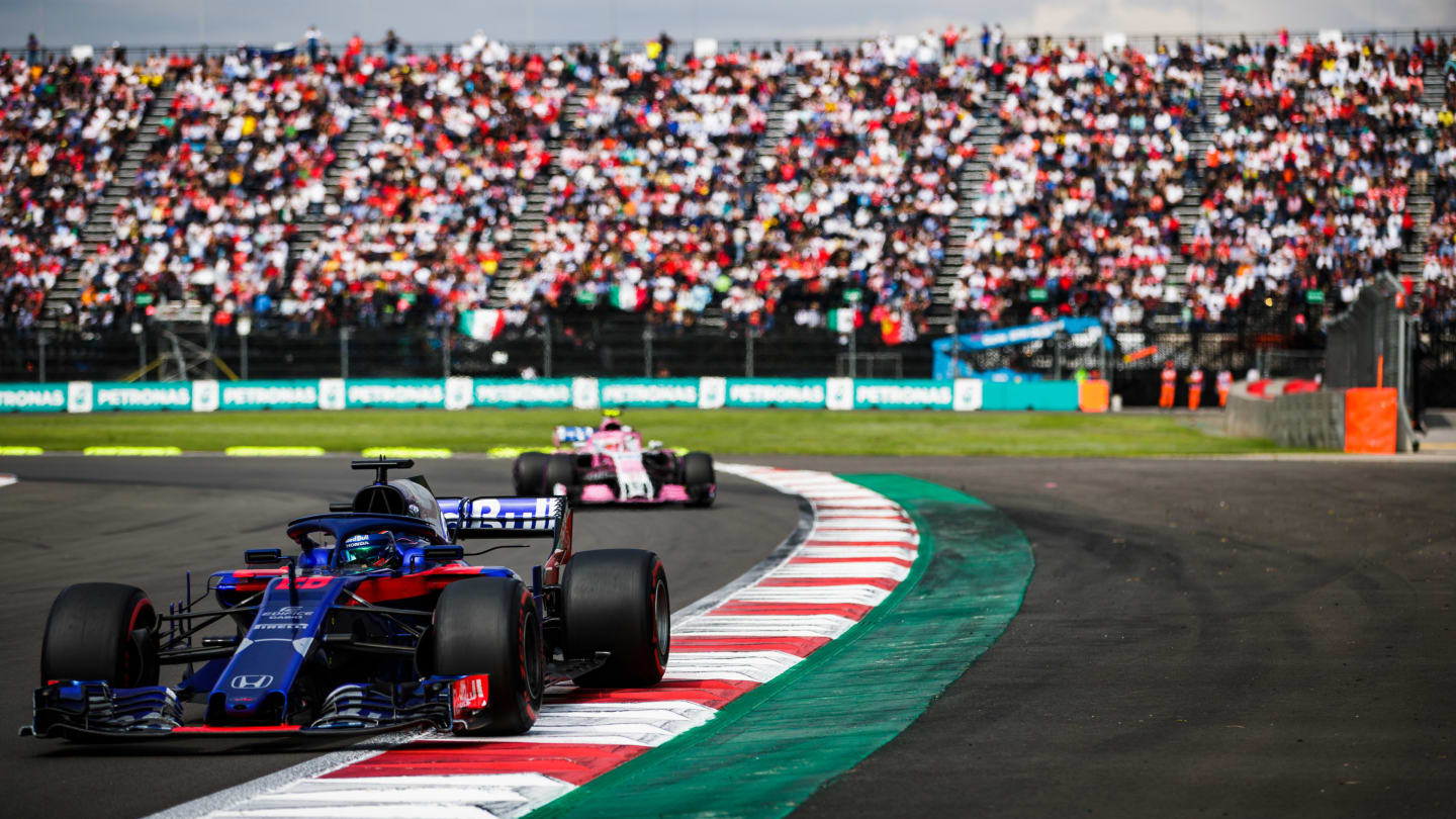 AUTODROMO HERMANOS RODRIGUEZ, MEXICO - OCTOBER 28: Brendon Hartley, Toro Rosso STR13, leads Esteban Ocon, Racing Point Force India VJM11 during the Mexican GP at Autodromo Hermanos Rodriguez on October 28, 2018 in Autodromo Hermanos Rodriguez, Mexico. (Photo by Zak Mauger / LAT Images)