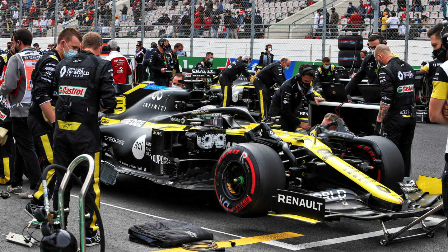 Daniel Ricciardo (AUS) Renault F1 Team RS20 on the grid.
Portuguese Grand Prix, Sunday 25th October