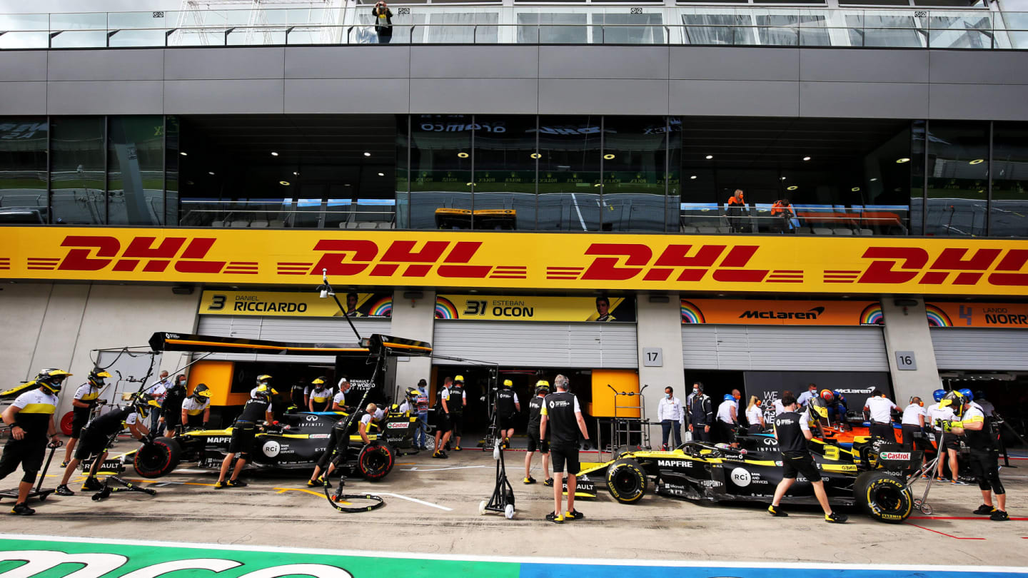 Esteban Ocon (FRA) Renault F1 Team RS20 and Daniel Ricciardo (AUS) Renault F1 Team RS20 in the