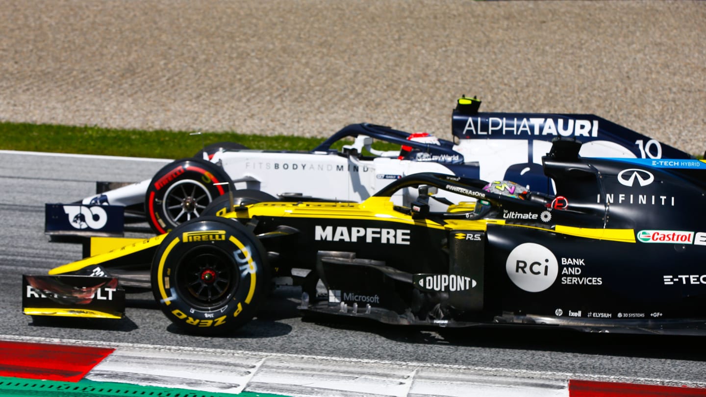 Daniel Ricciardo, Renault R.S.20 battles Pierre Gasly, AlphaTauri AT01