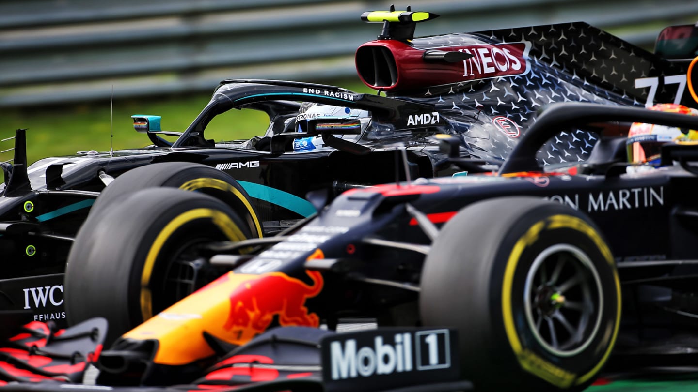 Valtteri Bottas (FIN) Mercedes AMG F1 W11 and Max Verstappen (NLD) Red Bull Racing RB16 battle for