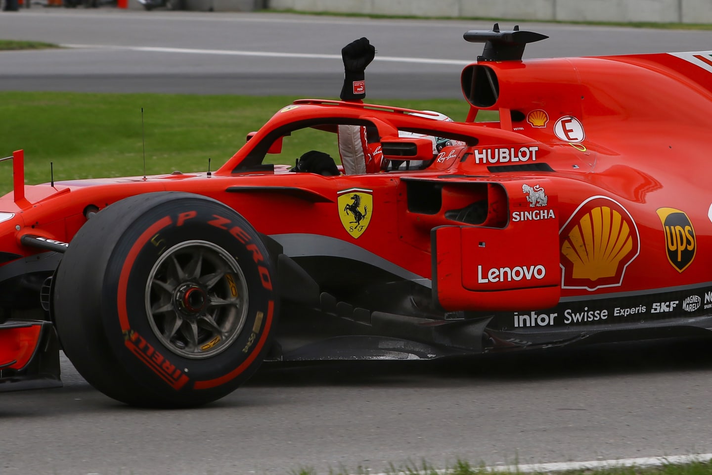 www.sutton-images.com

Race winner Sebastian Vettel (GER) Ferrari SF-71H waves at the end of the