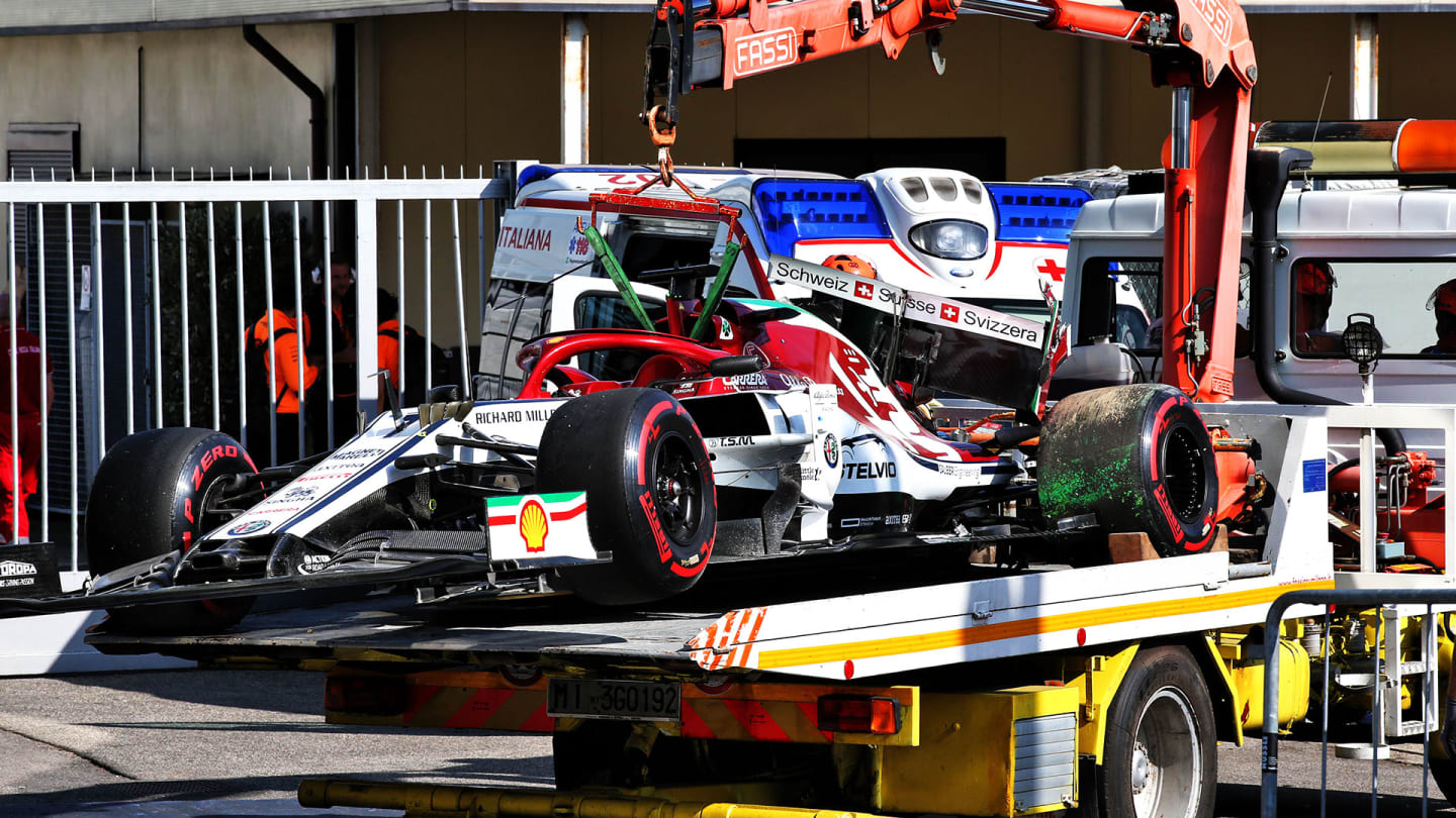 The Alfa Romeo Racing C38 of Kimi Raikkonen (FIN) Alfa Romeo Racing is recovered back to the pits on the back of a truck after crashing during qualifying.
07.09.2019. Formula 1 World Championship, Rd 14, Italian Grand Prix, Monza, Italy, Qualifying Day.
- www.xpbimages.com, EMail: requests@xpbimages.com - copy of publication required for printed pictures. Every used picture is fee-liable. © Copyright: Batchelor / XPB Images