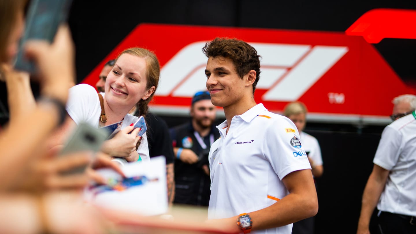 Lando Norris (GBR) McLaren with fans.
05.09.2019. Formula 1 World Championship, Rd 14, Italian