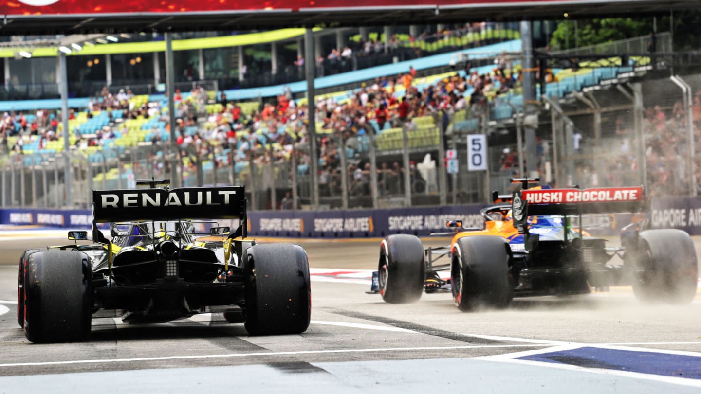 Daniel Ricciardo (AUS) Renault F1 Team RS19 and Lando Norris (GBR) McLaren MCL34.
20.09.2019.