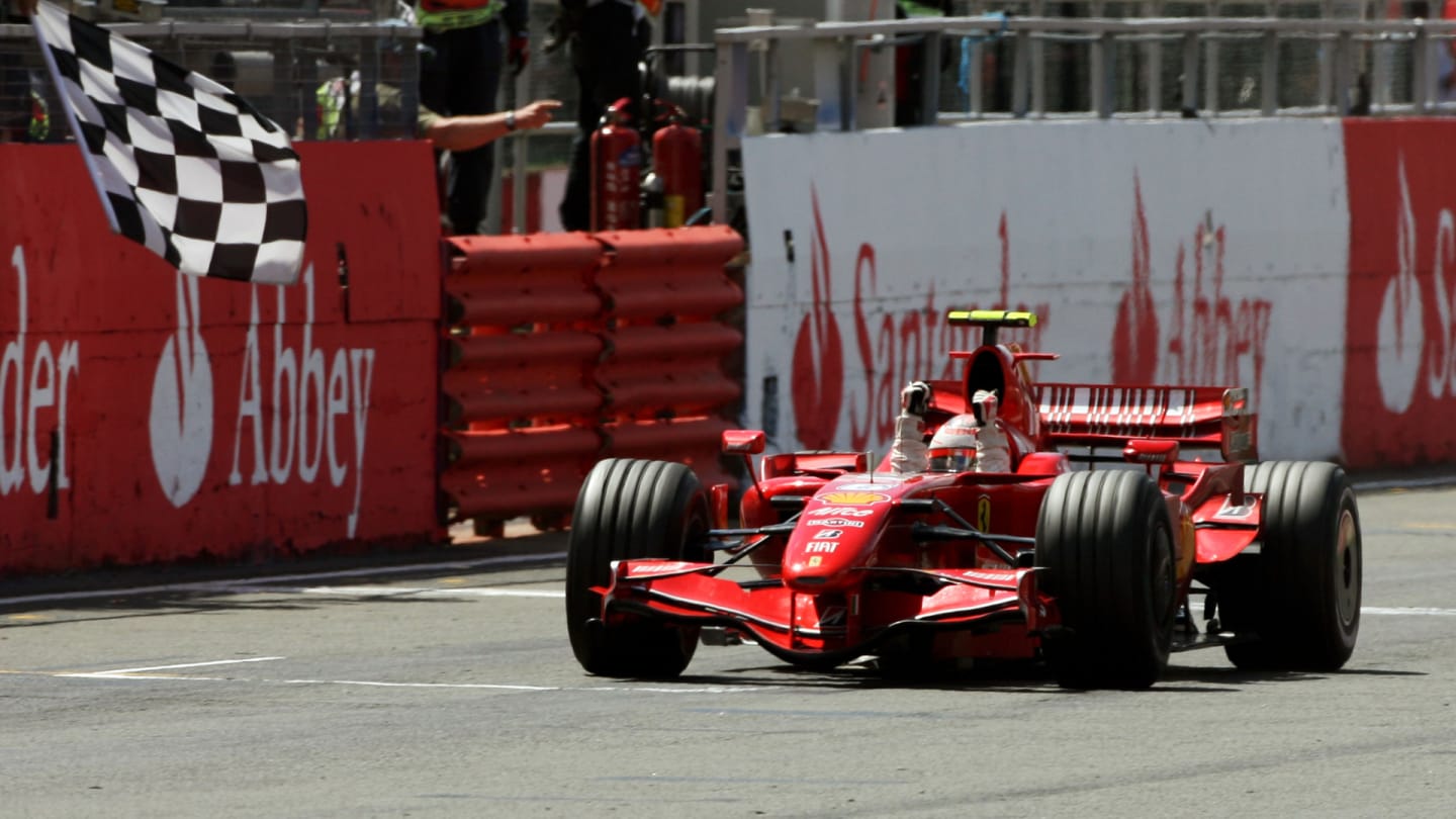 Race winner Kimi Raikkonen (FIN) Ferrari F2007 takes the chequered flag.
Formula One World