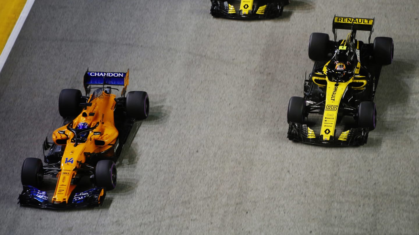 SINGAPORE STREET CIRCUIT, SINGAPORE - SEPTEMBER 16: Fernando Alonso, McLaren MCL33, leads Carlos