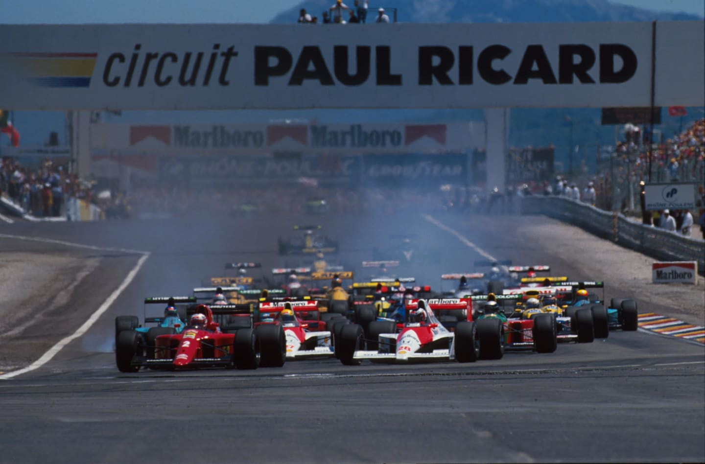Nigel Mansell's Ferrari leads the pack in to the first corner
French GP, Paul Ricard, France, 8