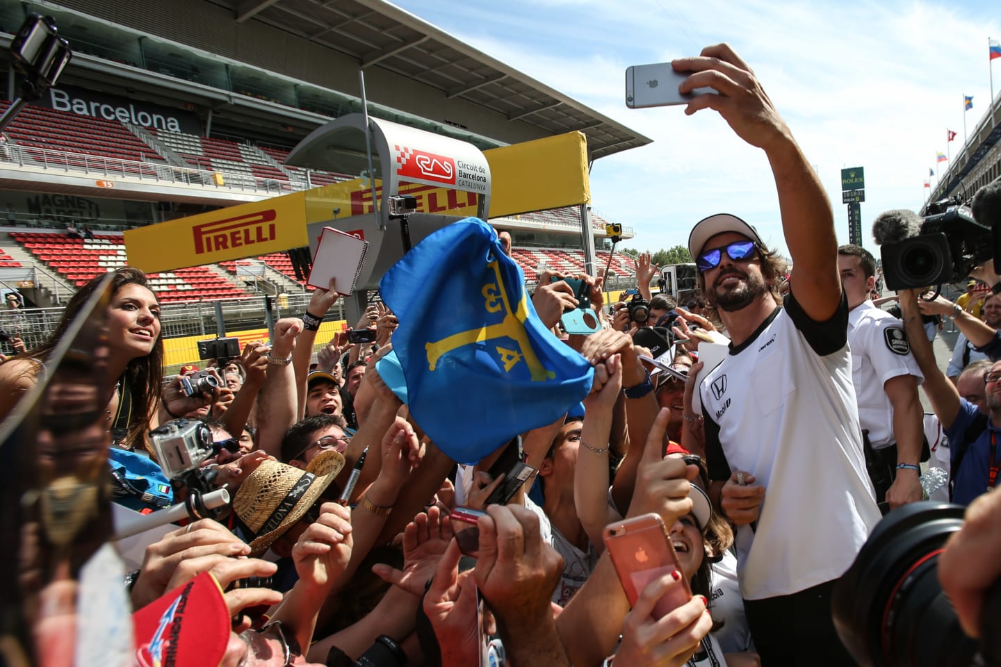 www.sutton-images.com

Fernando Alonso (ESP) McLaren takes a selfie with the fans at Formula One