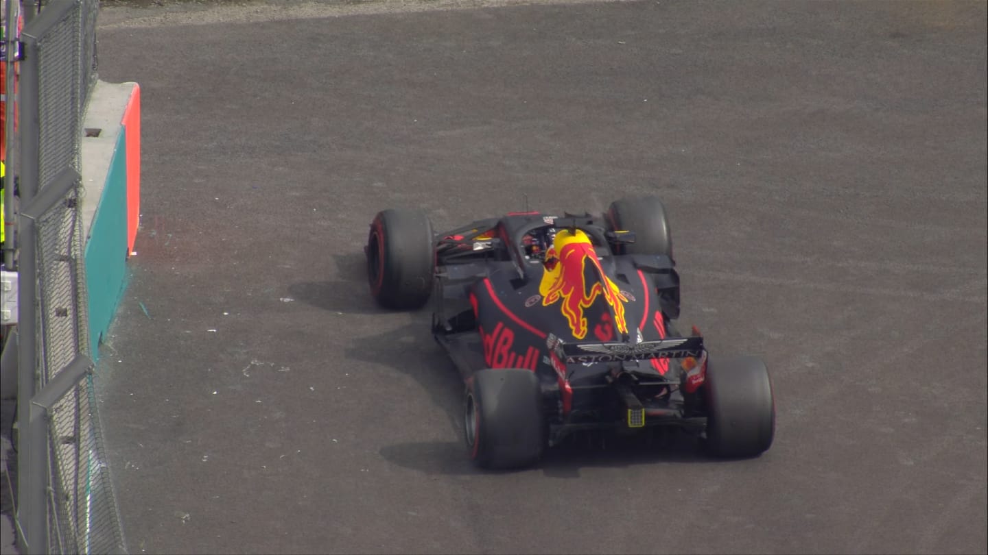 RACE: Ricciardo retires from P2 with under 10 laps to go