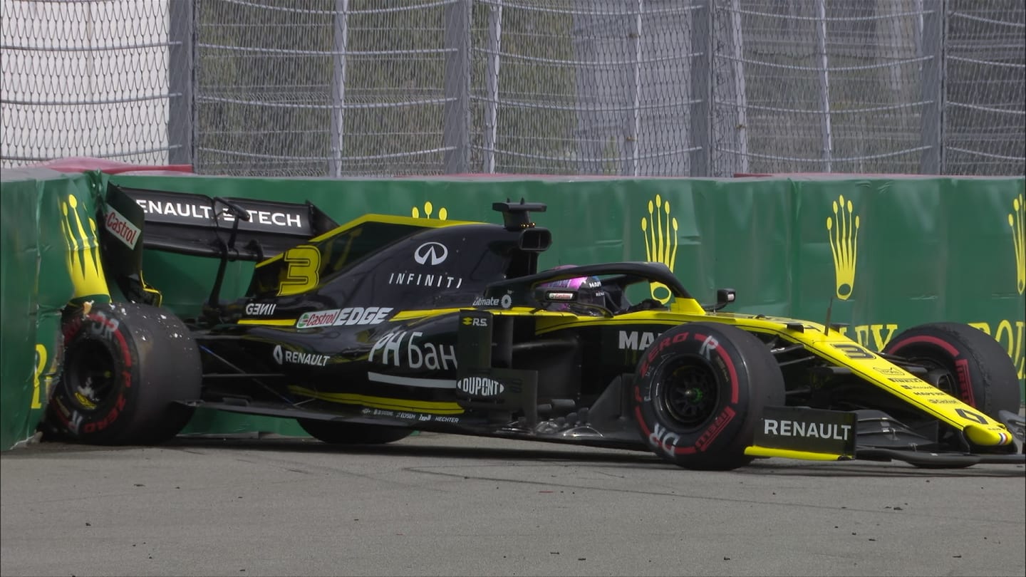 FP1: Ricciardo backs his Renault into the wall